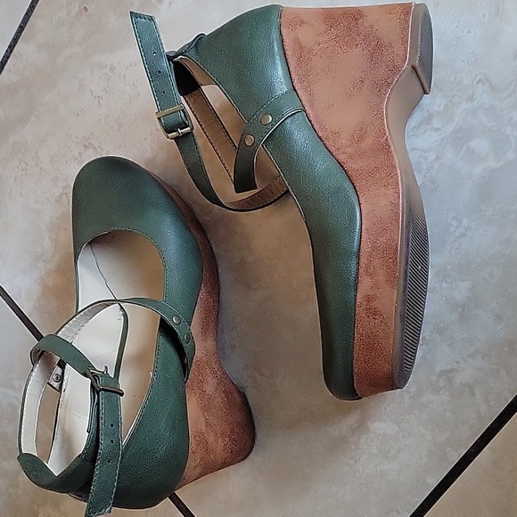 Green Dakota Criss Cross Platform Shoes - Picture 2 of 10